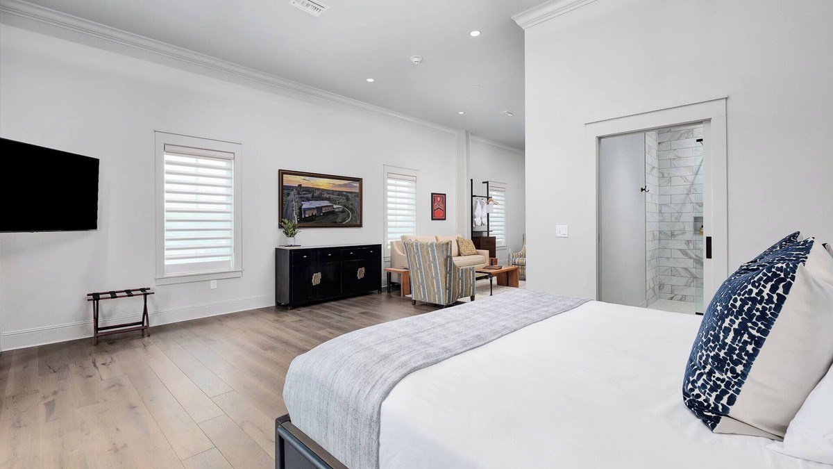 Cullman Hotel | The Wallace Suite | 5 Minutes from I65 | In the heart of Cullman