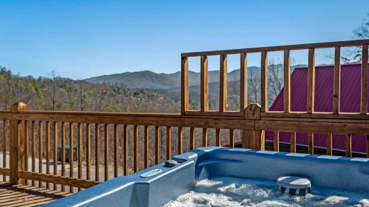 Gatlinburg - Pigeon Forge Cabin | The Wandering Bear: 5 Mins to Gatlinburg! Cozy 2BR w/Hot Tub + MTN Views!