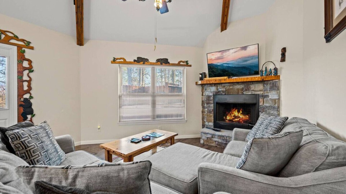 Gatlinburg Cabin | The Wandering Bear Cub: Cozy 2BR! 5 Mins to Gatlinburg* Hot Tub + Fireplace