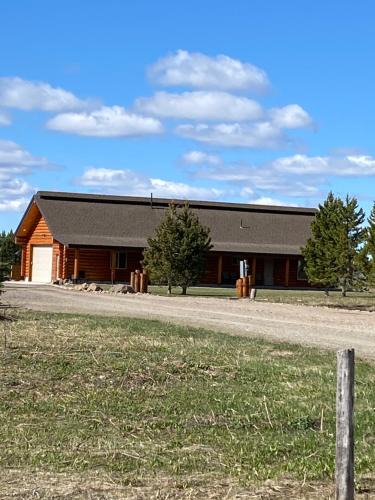 Island Park House | The Wandering Moose Cabin, close to West Yellowstone, Single Level, Hot Tub