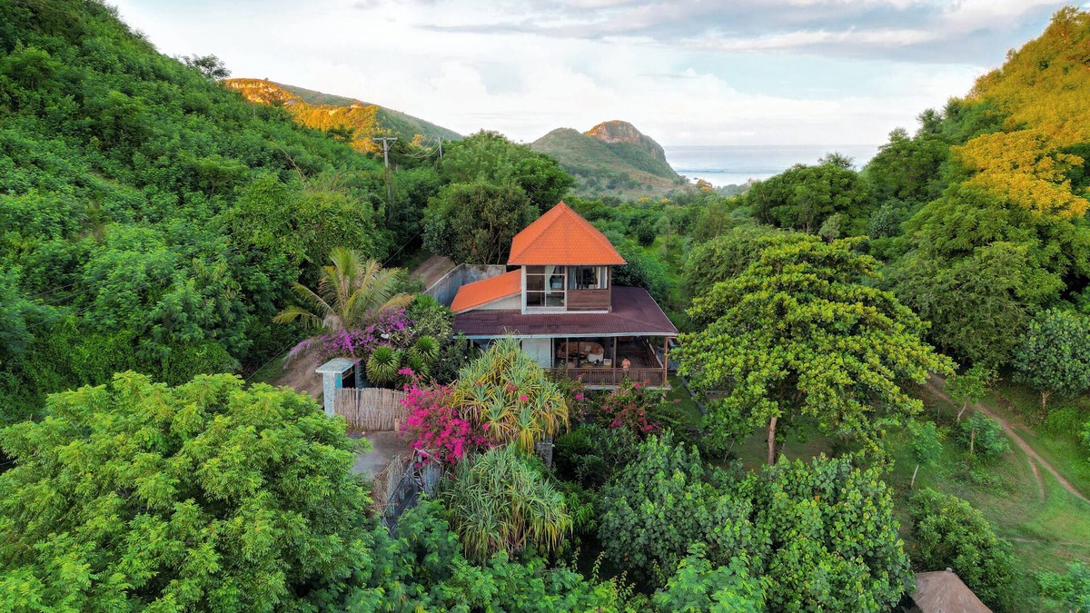 Gerupuk Villa | The Watch House, Gerupuk Bay - Tropical Villa in Surfers' Paradise