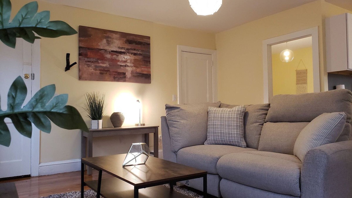 West End Apartment | The West Loft at Dartmouth Avenue *New 1-Bed Apt