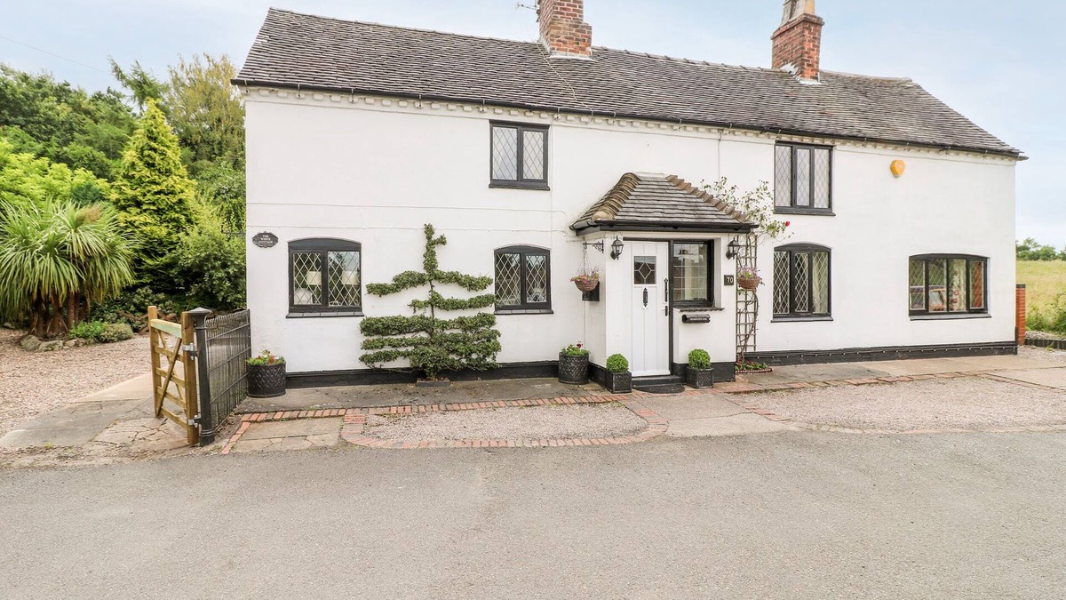 Winshill Cottage | THE WHITE COTTAGE, family friendly, with hot tub in Swadlincote