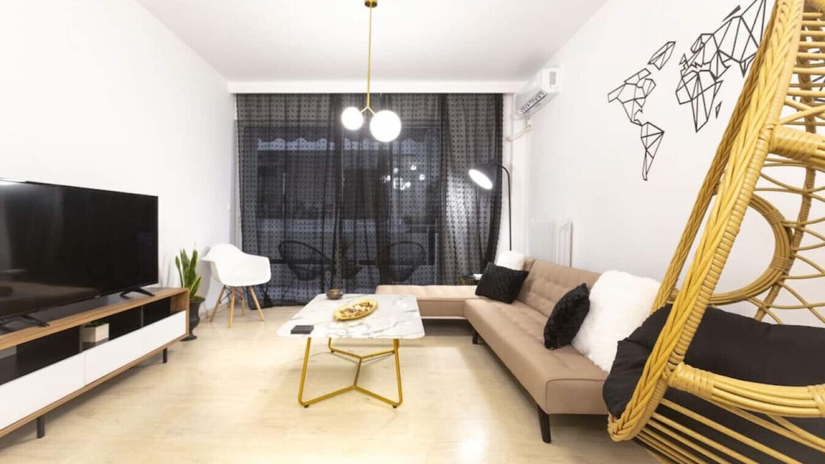 Pasalimani Apartment | The White House, 2-BDR just steps from Marina Zeas