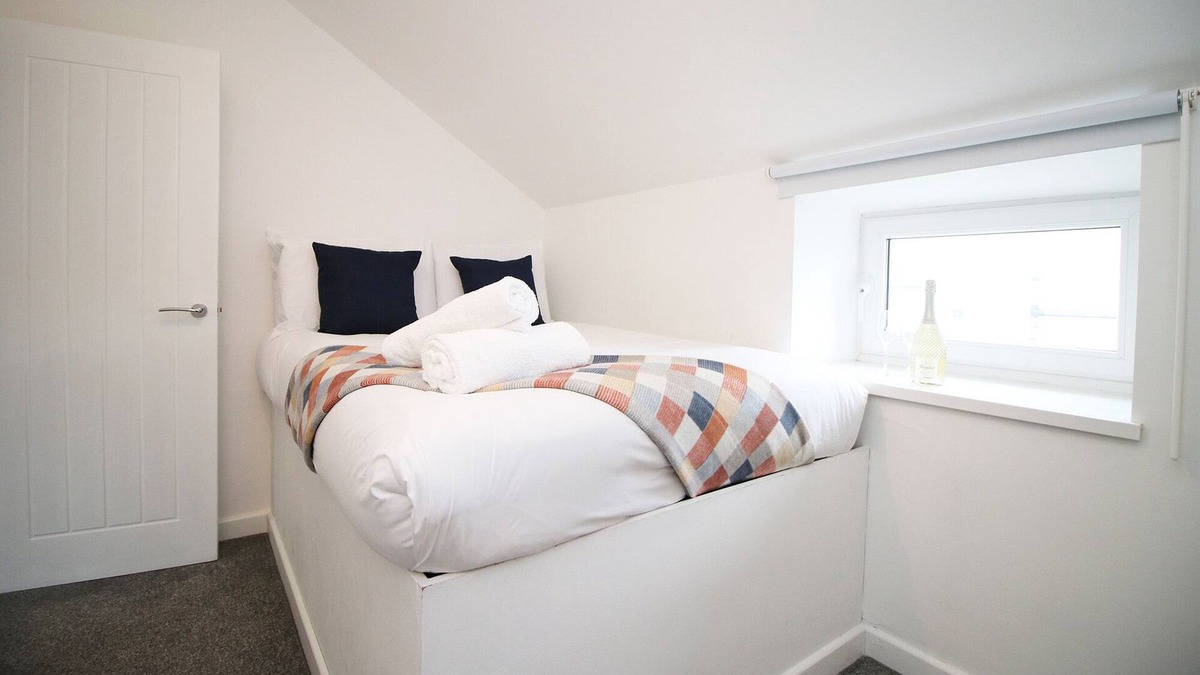 Hirwaun House | The White House by Tŷ SA