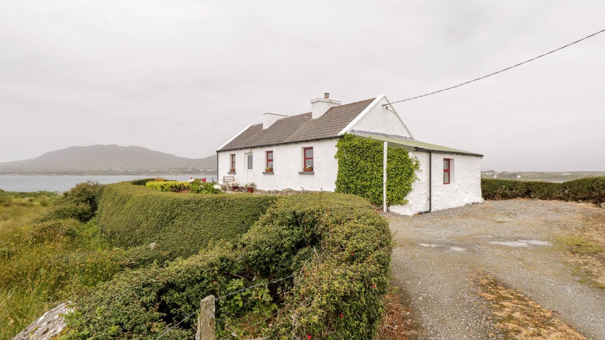 Inishnee Cottage | THE WHITE HOUSE, country holiday cottage in Roundstone, County Galway