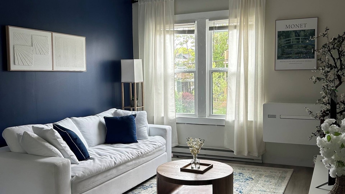 New Center Detroit Apartment | The White Lotus - Premium King Bed | 400mbs Wifi | 7-minDT | Work Station