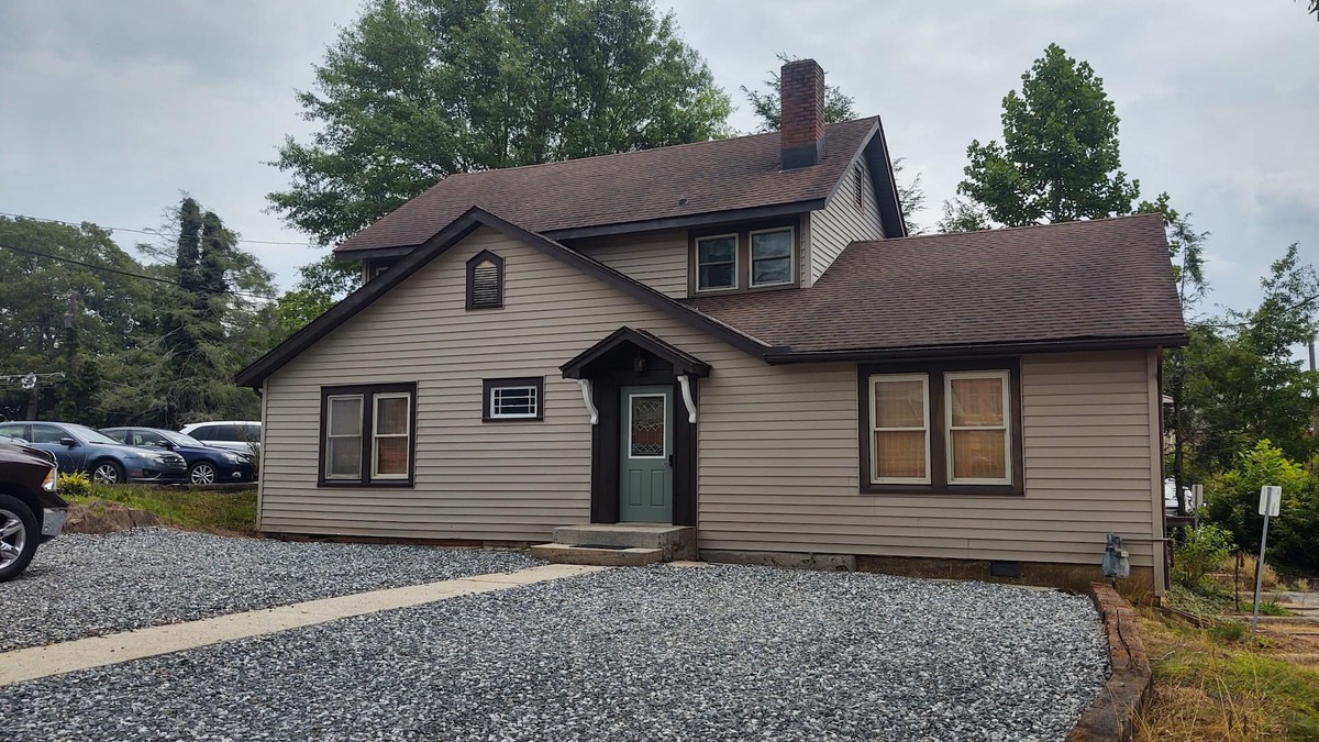 Brevard House | "The White Squirrels Townhouse" -step out to Main St.!