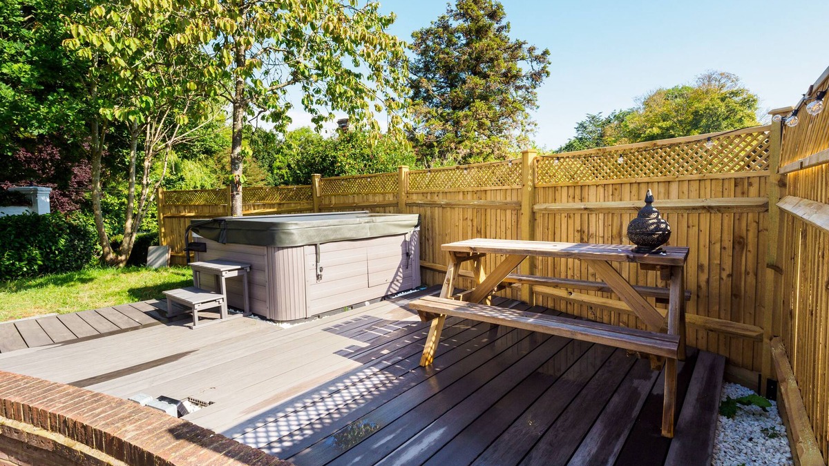 Upper Dicker House | The WhiteCottage at Gildridge wd Hot Tub