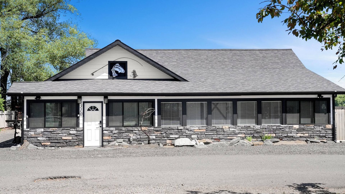 Ennis Cottage | "The Wild Trout" Adventure Awaits!