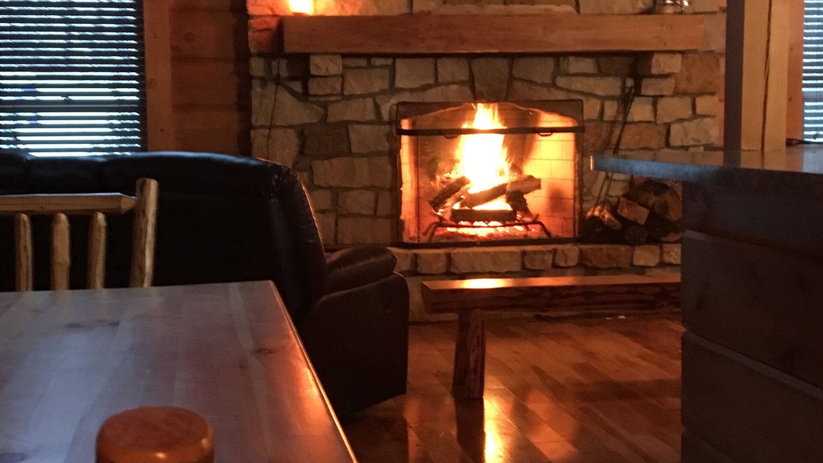 Wheeling House | The Willow Cabin - Luxury Cabin on the Creek close to attractions
