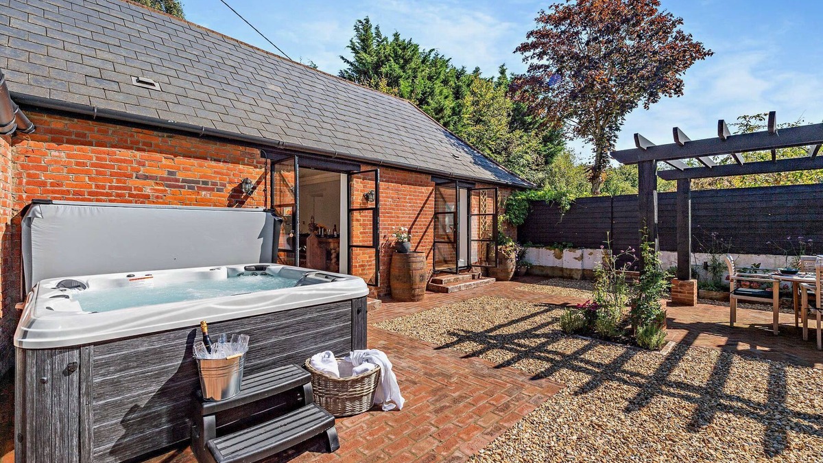 Westmarsh House | The Willows - a holiday let by Bloom Stays that sleeps 8 guests in 4 bedrooms