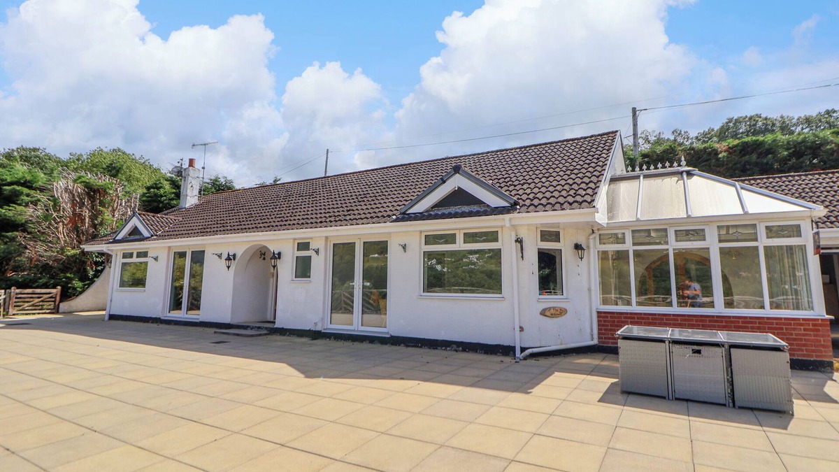 Acrefair Cottage | THE WILLOWS, pet friendly, with hot tub in Llangollen