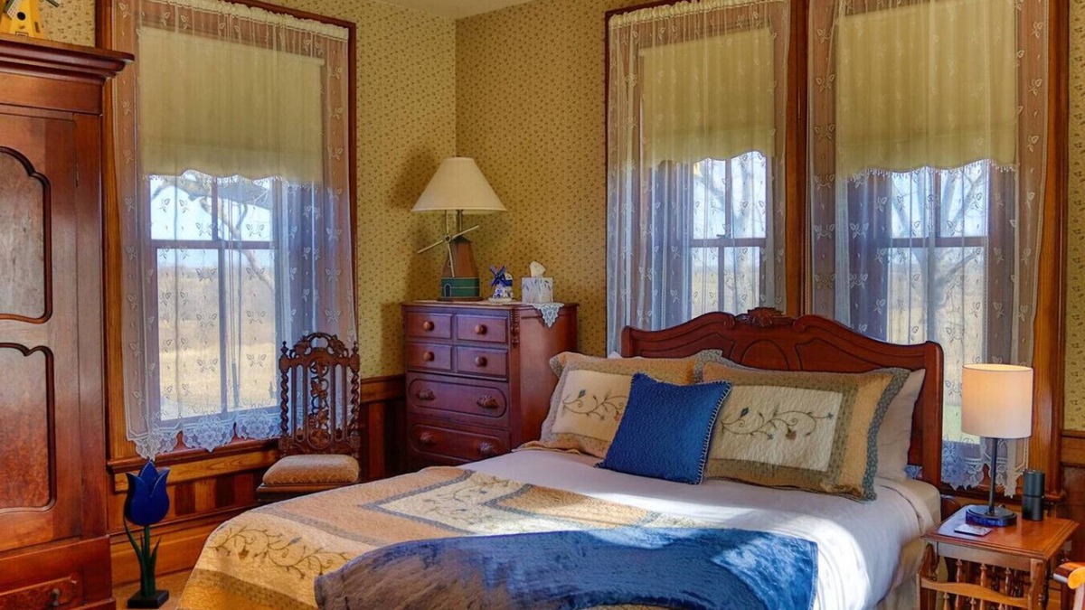 Pella Bed & Breakfast | The Windmill Suite at Pella Mansion