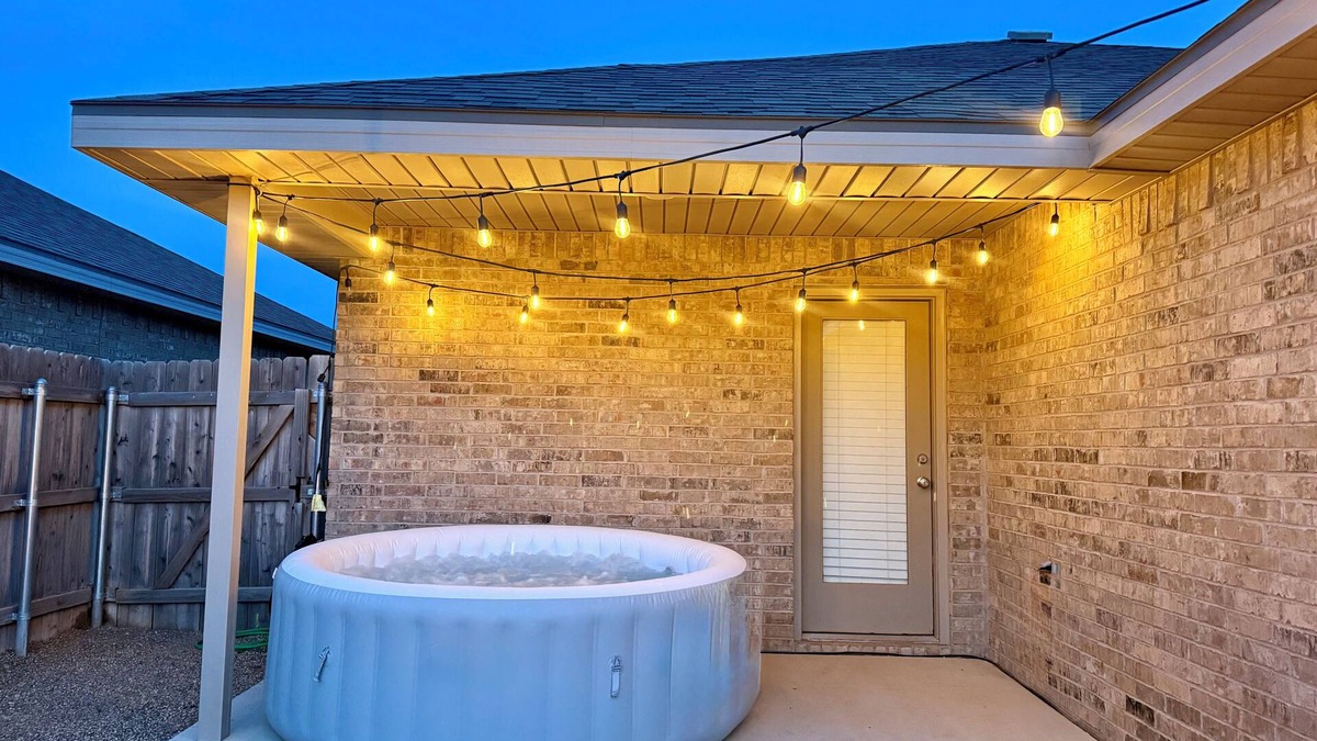 Lubbock House | The Winsome Western - HotTub - Fire Pit - PingPong