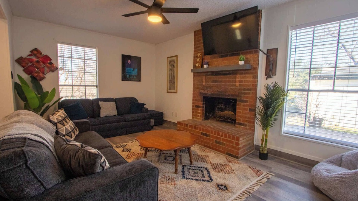 Fort Worth House | The Wonder Inn - Sleeps 11 near TCU