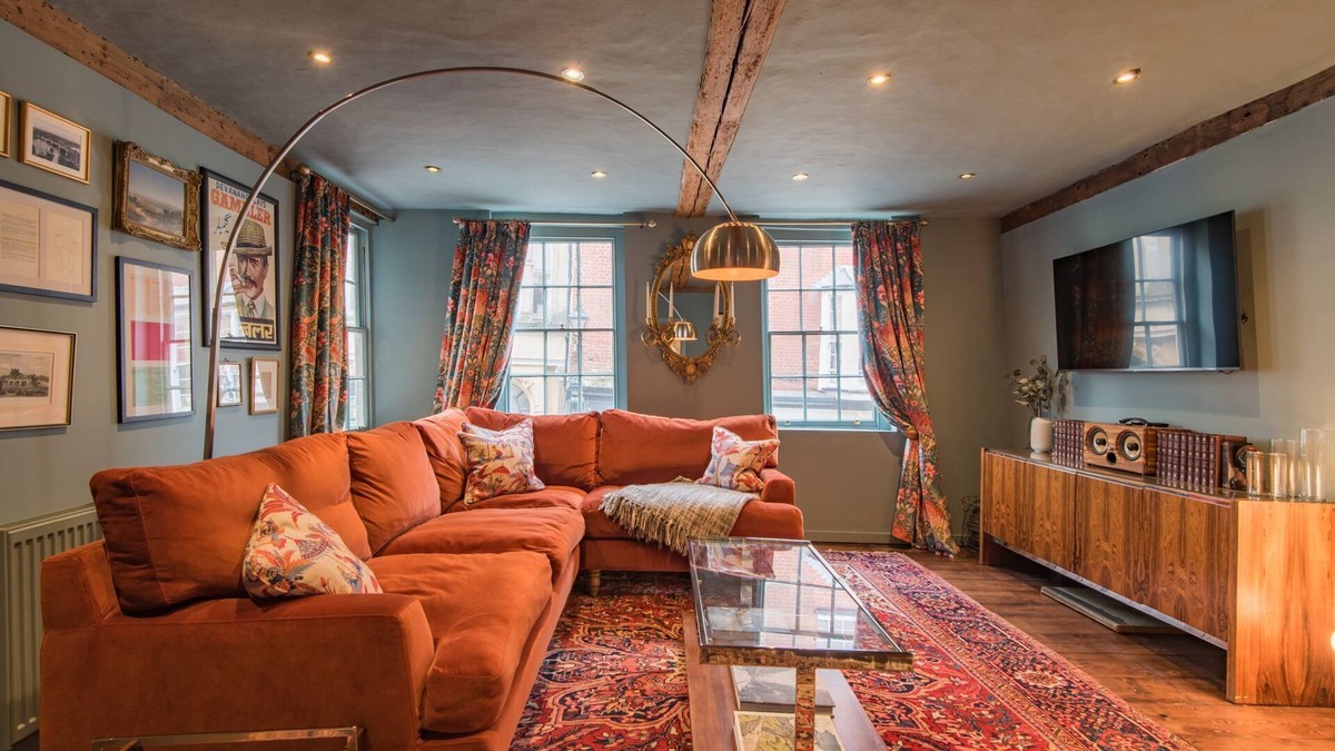 Rochester Cottage | The Wonky House - a holiday let that sleeps 8 guests in 4 bedrooms