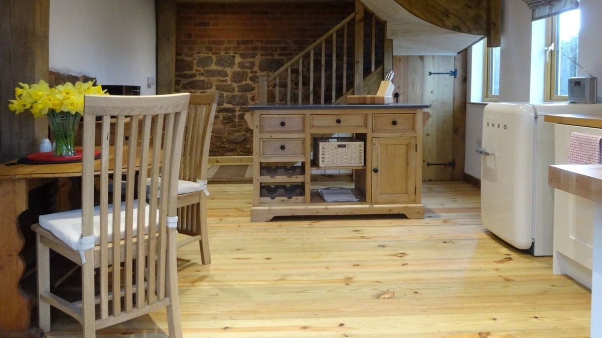 Brampford Speke Cottage | THE WOODSHED, pet friendly, country holiday cottage in Upton Pyne