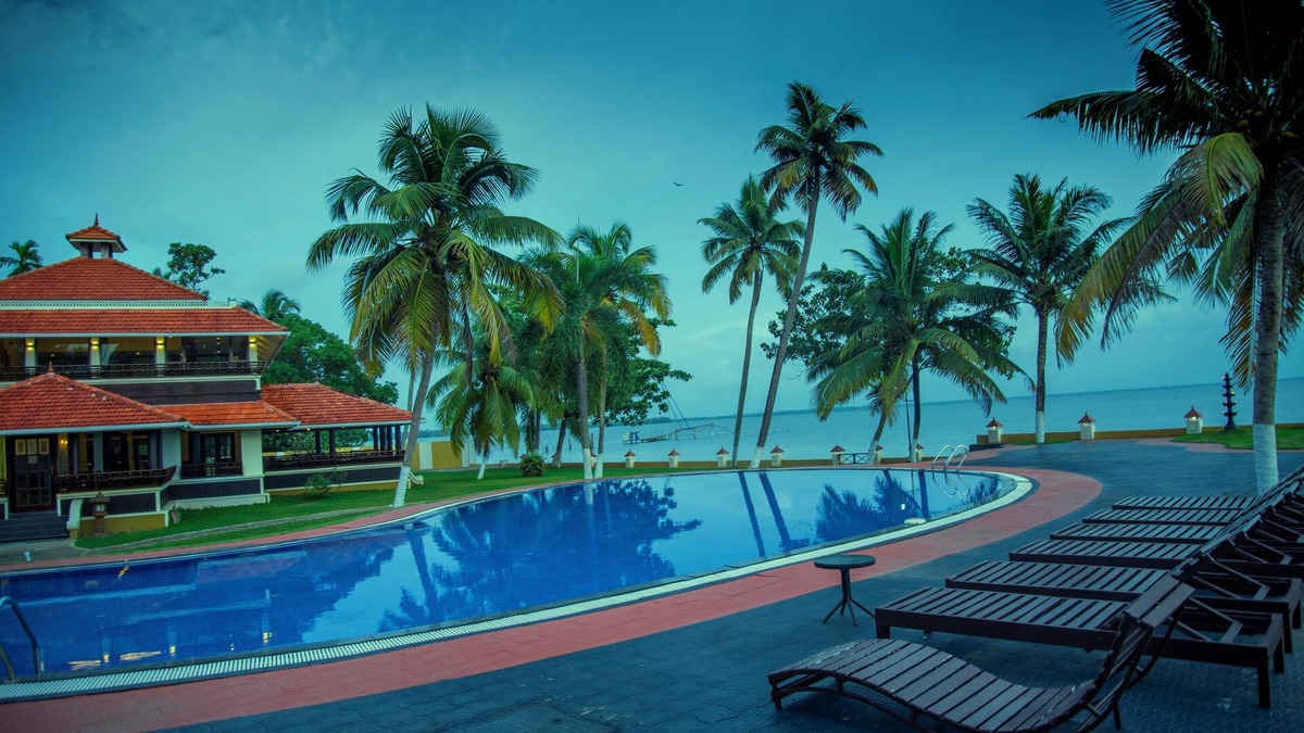 Thanneermukkom Hotel | The World Backwaters