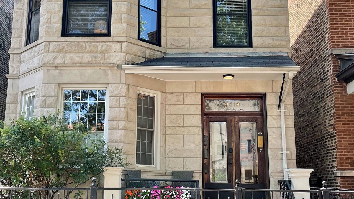 Wrigleyville Apartment | The Wrigleyville Deluxe -Steps from Wrigley Sleeps 10