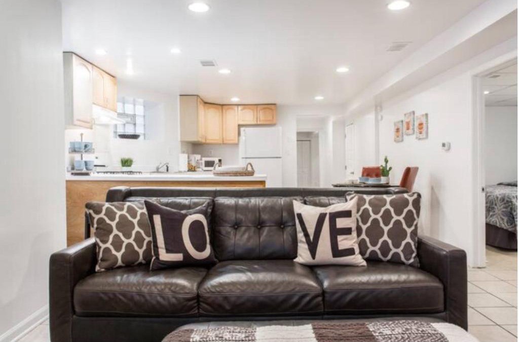 Wrigleyville Apartment | The Wrigleyville Garden 200 Steps to Wrigley-2BR