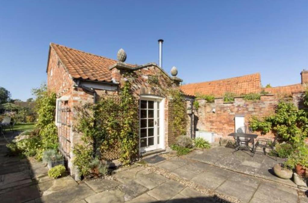 Folkingham Apartment | The Writer's Studio (stylish garden guesthouse)