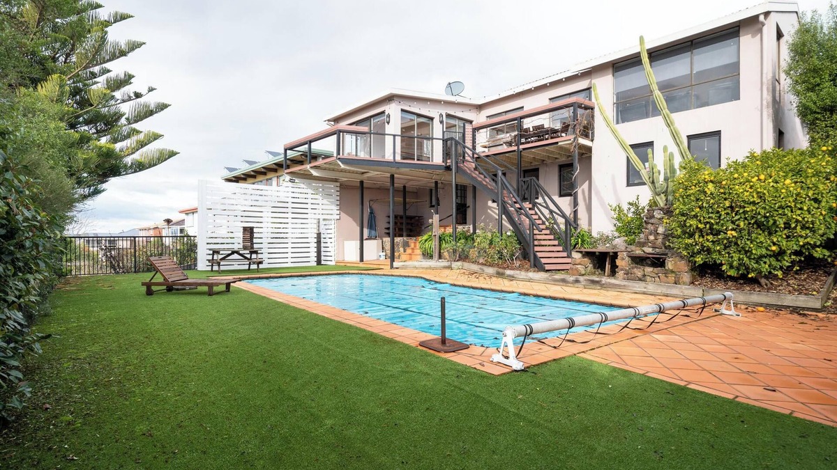 Riverside House | The Yard - Comfortable Home in Riverside