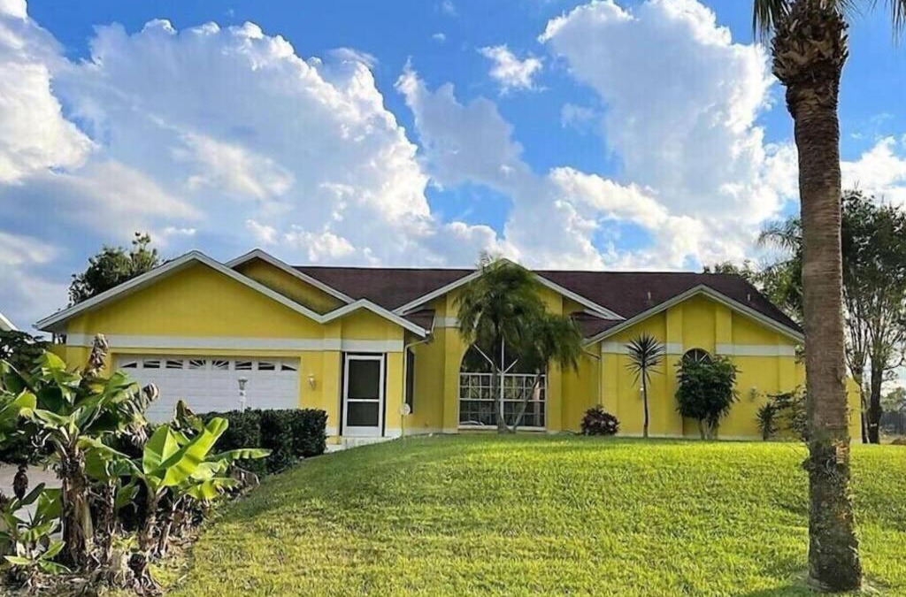 Eisenhower House | The Yellow Home amazing lake view