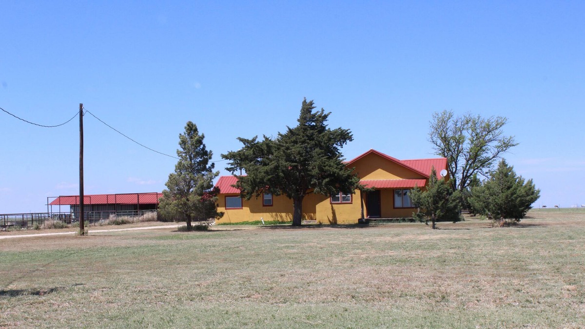Tulia House | The Yellow House on Tule Creek with Room for your Horses!