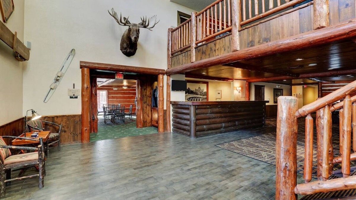 Johnston Hotel | Theme Suite w/Whirlpool Cottage, Living Room, Stoney Creek Johnston | 3 Units