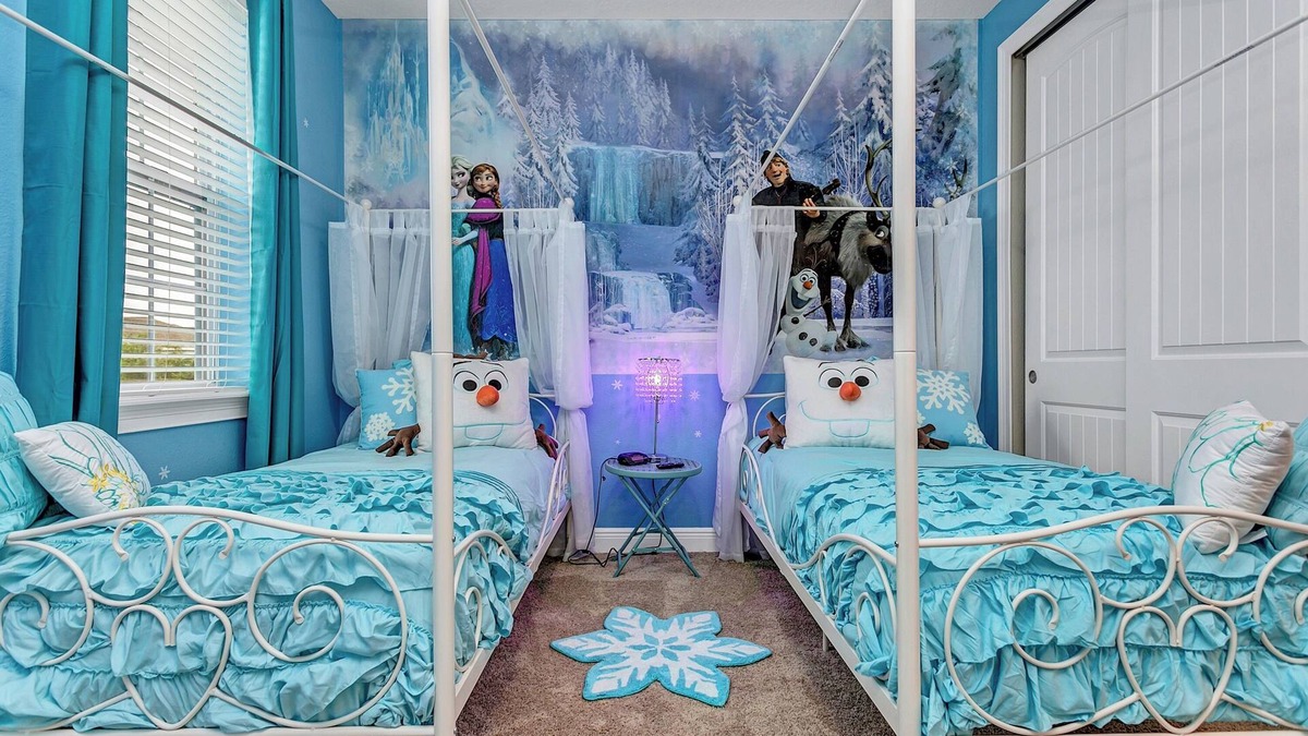 Celebration House | Themed Bedrooms-Games Room-10 MINS DISNEY-Private Pool and Spa/Movie Room/Wifi