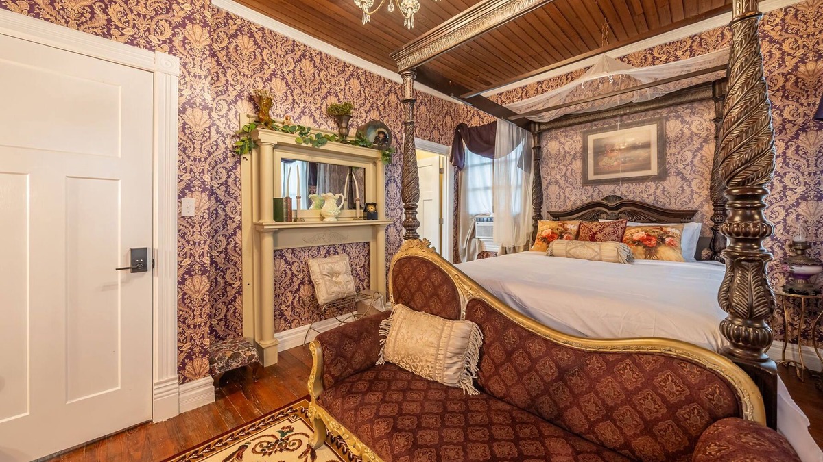 Marthasville Bed & Breakfast | TheOutPostInn Bed&Breakfast - The Purple Victorian