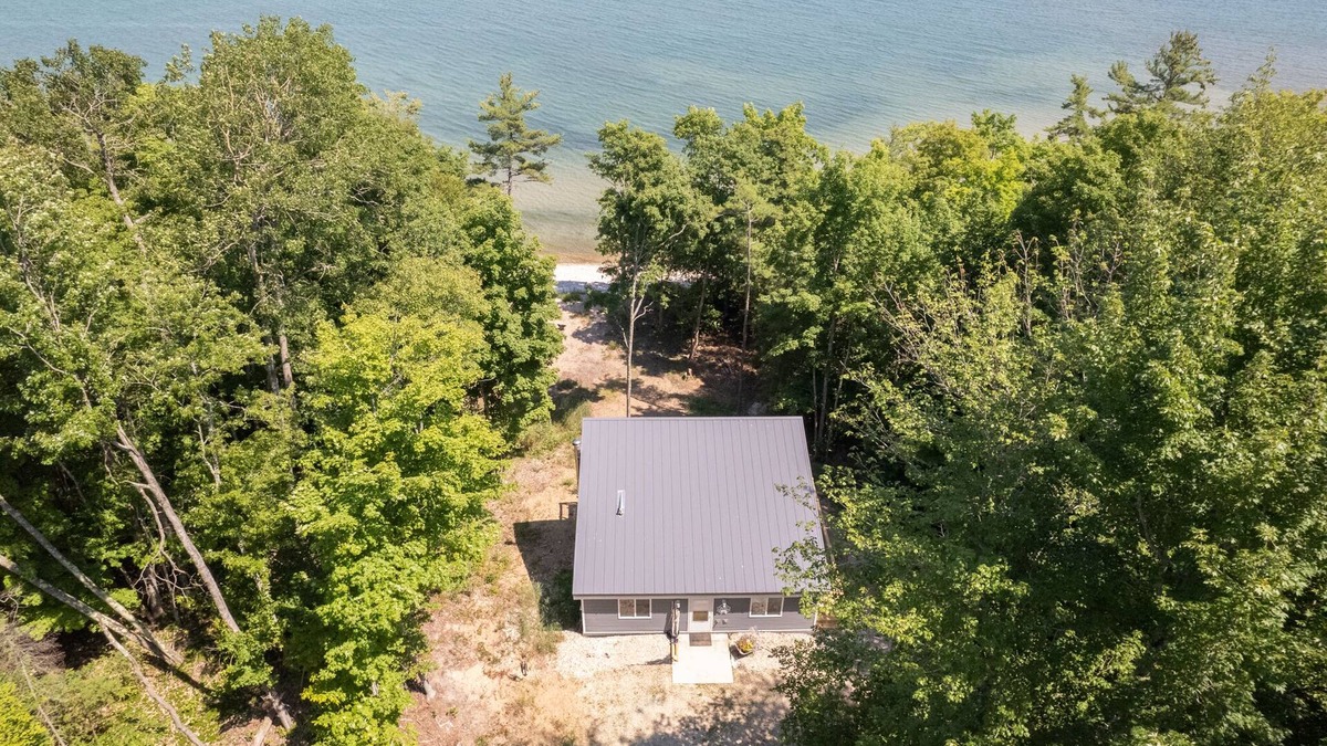 Manistique House | Thimbleberry Cottage: Golden Leaves & Cozy Evenings – A Fall Escape to Remember