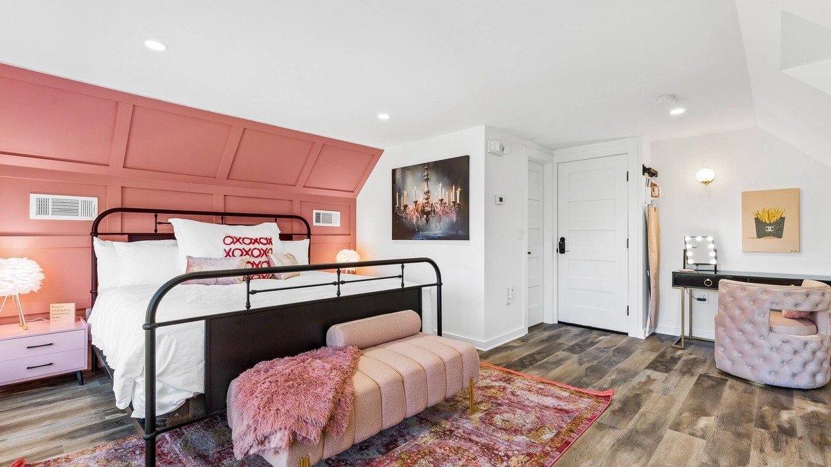 Blairsville House | Third-floor mountain view suite with deck, game room, & firepits