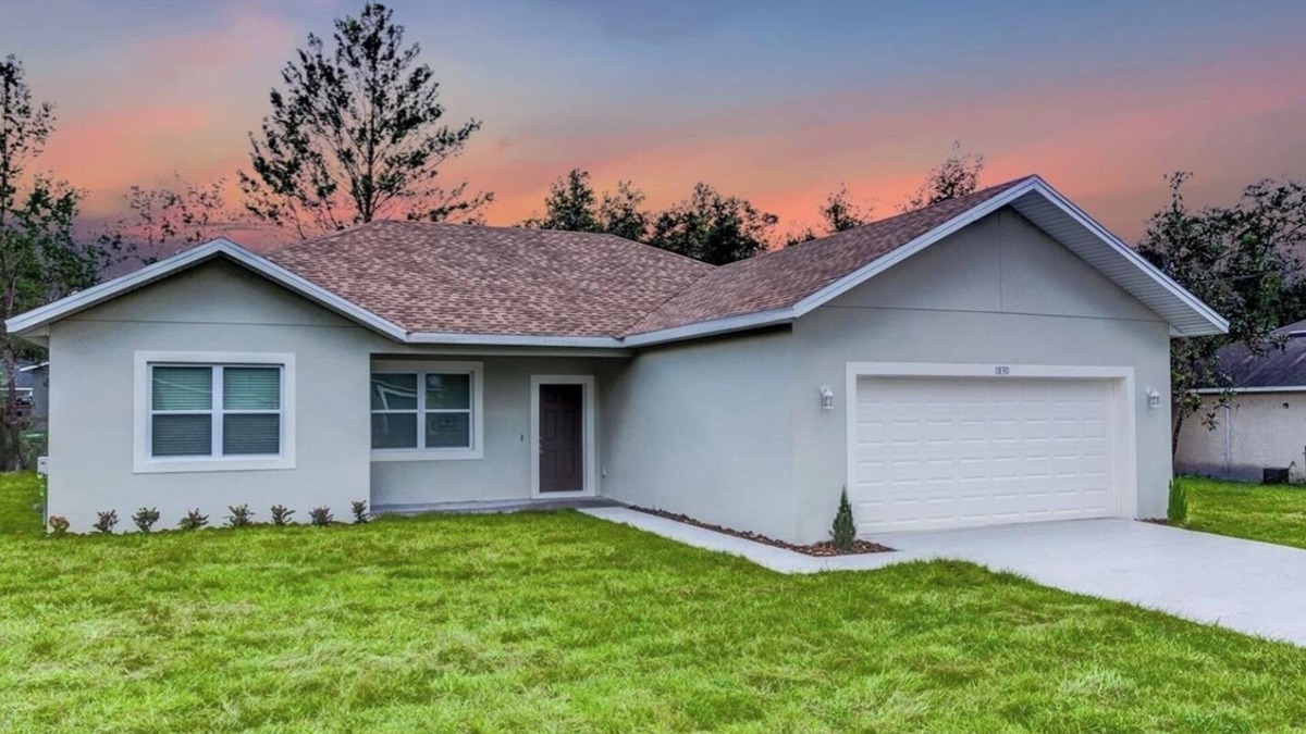 Orange City House | This 3 bedroom, 2 bath home in Orange City offers both comfort and convenience.