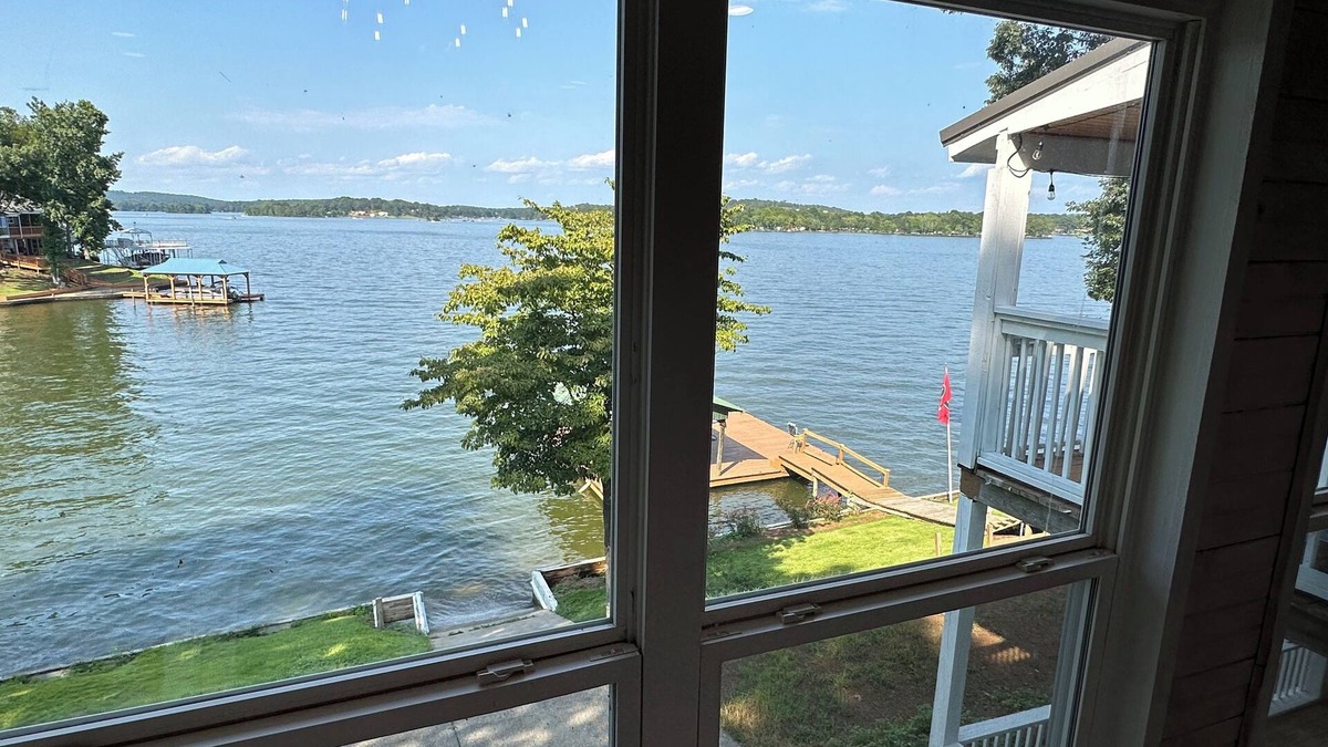 Cook Springs House | This 4 bedroom, 4 bath home sits on a peaceful cove on Logan Martin Laken nn