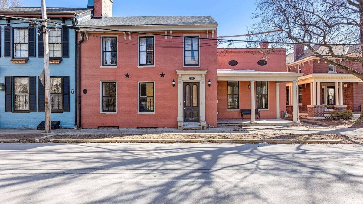 Historic South Hill Apartment | This apartment is a 2 bedroom(s), 1 bathrooms, located in Lexington, KY.