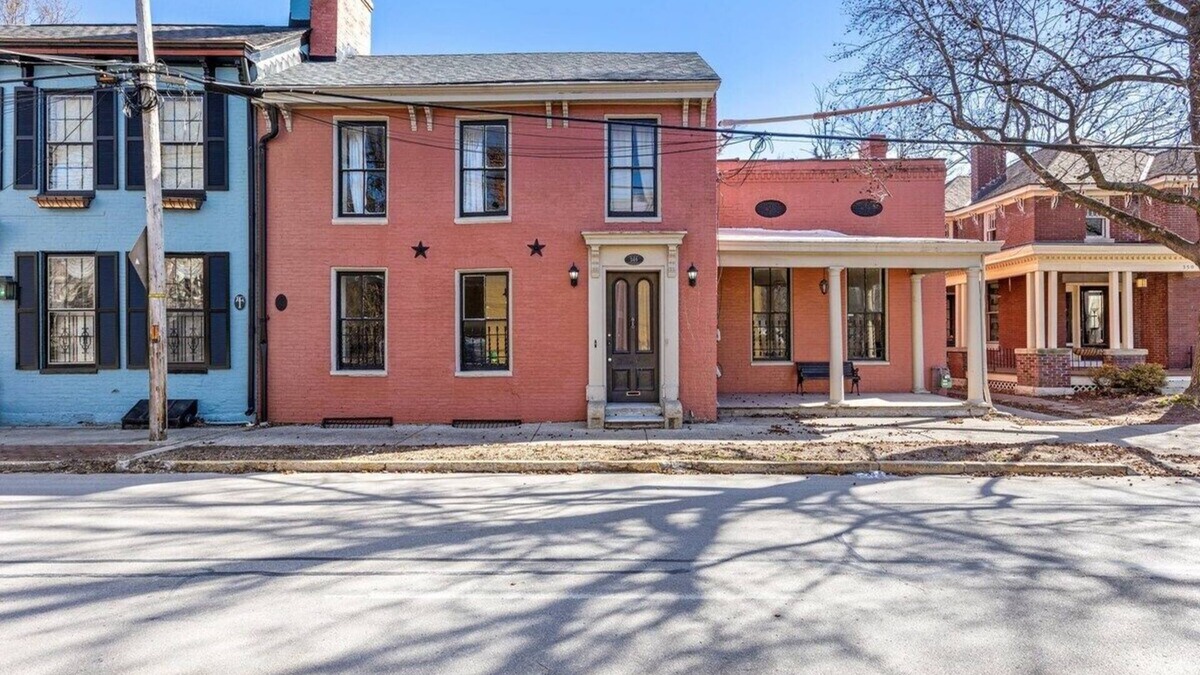 Downtown Apartment | This apartment is a 3 bedroom(s), 1 bathrooms, located in Lexington, KY.