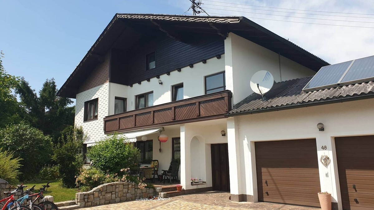 Vorchdorf House | This apartment is located in the Alps next to the ski slopes and mountain lakes.