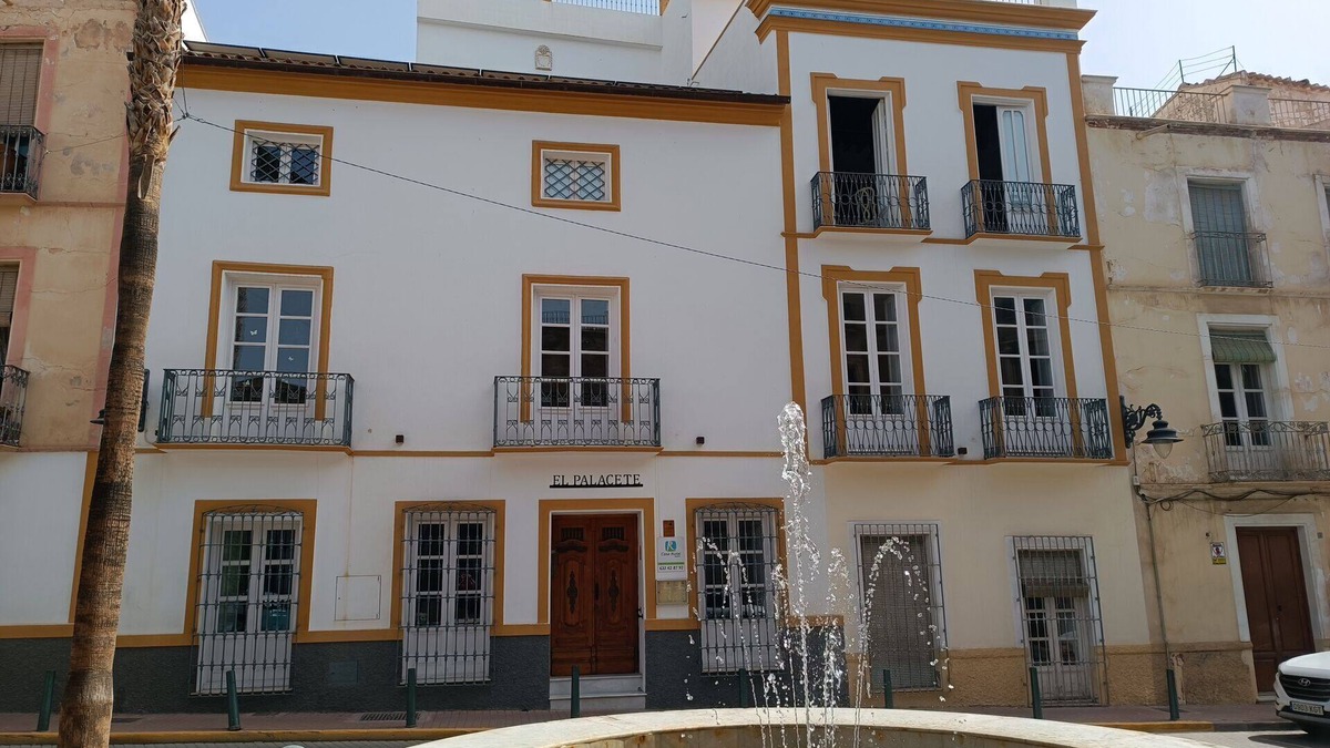 Cuevas Del Almanzora Hotel | This beautiful light and airy room has been adorned with unique decoration