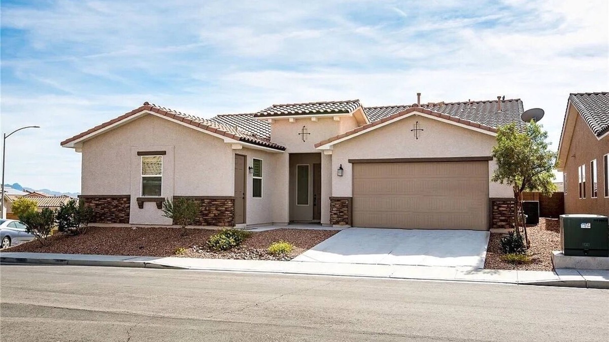 Laughlin House | This beautiful 4 bedroom, plus casita home