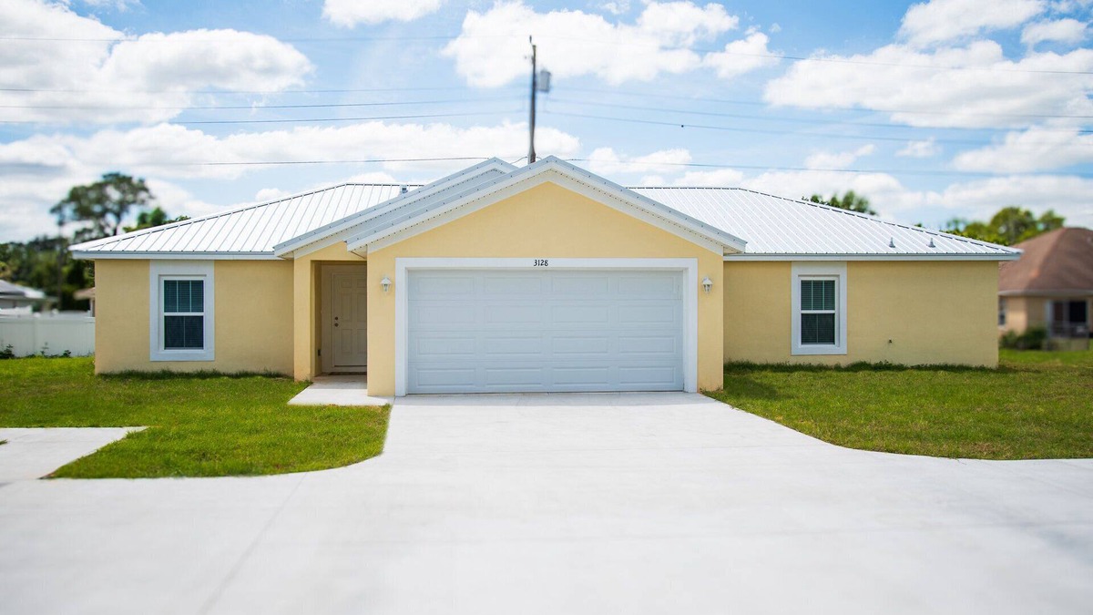 Sebring House | This BRAND NEW 3 bd, 2 bath home located near the Highlands Hammock State Park.