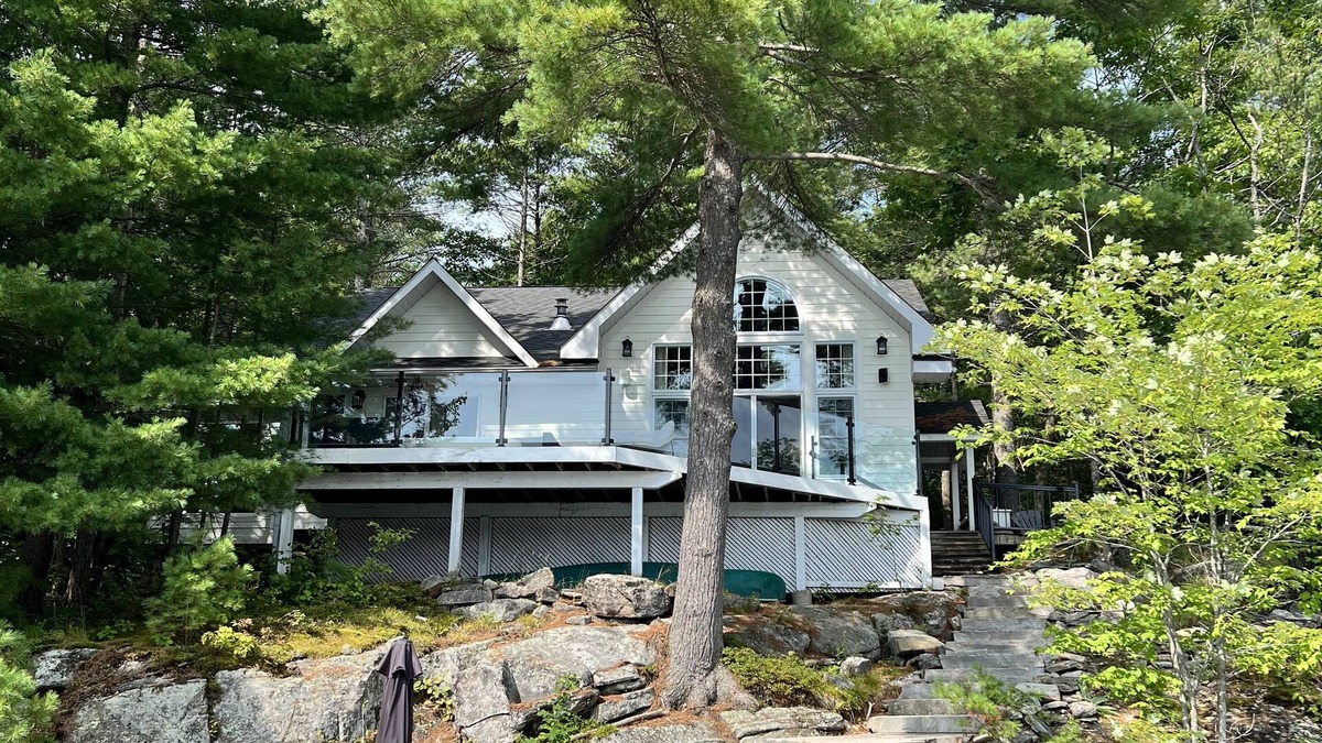 Muskoka Lakes Cottage | This Breathtaking Lake Muskoka beauty has it all!