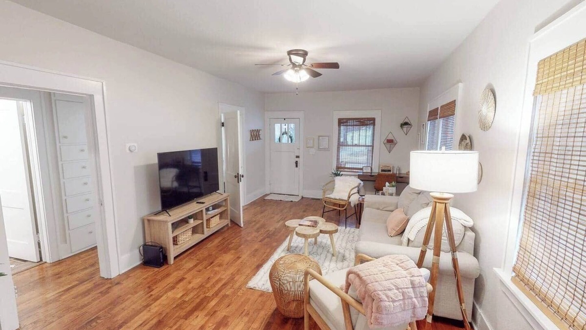 Wichita House | This bungalow is a 2 bedroom(s), 1 bathrooms, located in Wichita, KS.