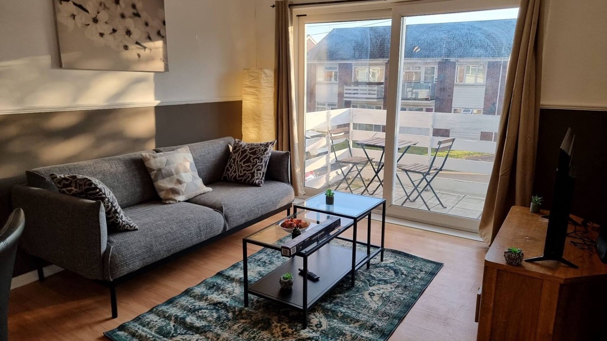 Harlington House | This charming house with balcony