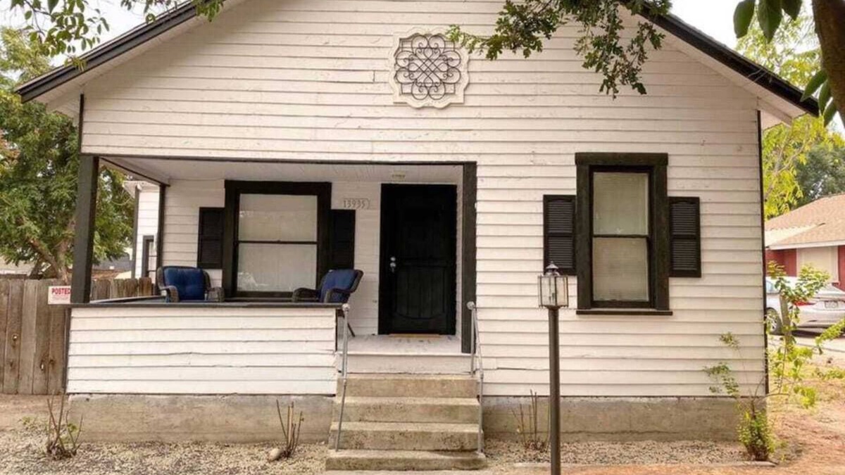 Armona Cottage | This cottage is a 2 bedroom(s), 1 bathrooms, located in Armona, CA.
