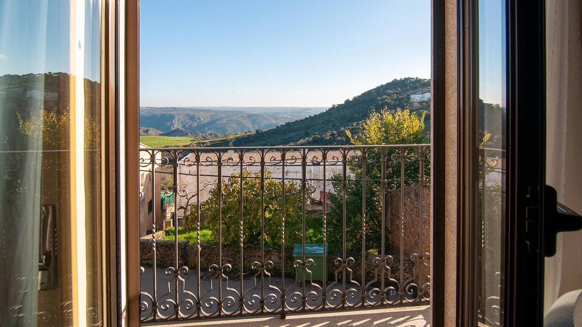 Saucelle House | This cozy cottage with a beautiful view can accommodate the whole family.