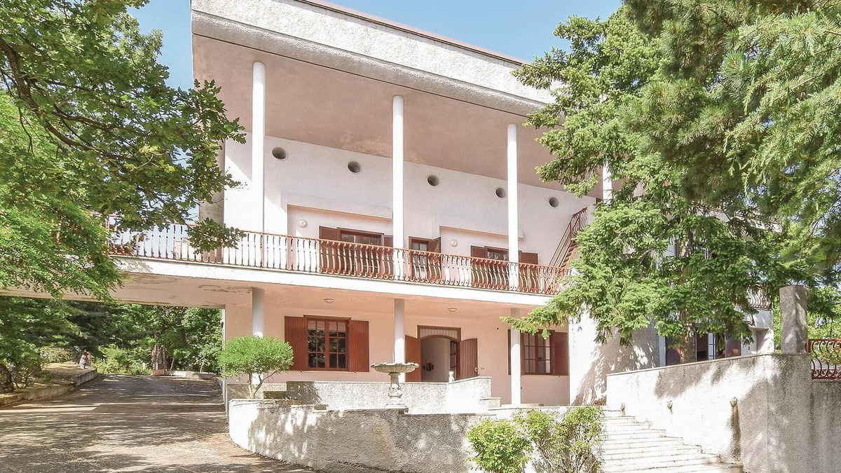 Corigliano-Rossano House | This detached vacation home is located 5 km from Corigliano in the province of Cosenza and is surrou