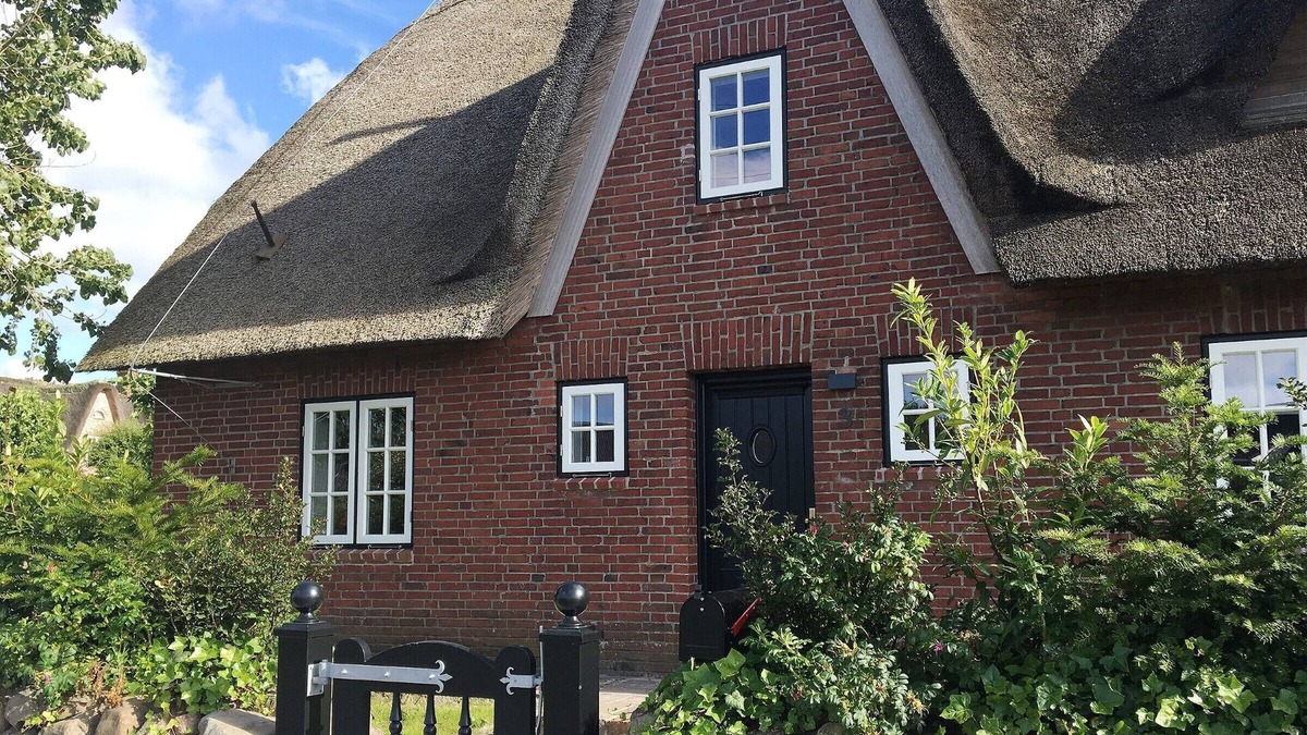 Großmorsum House | This exclusive end-unit house under thatch combines modern style with fries