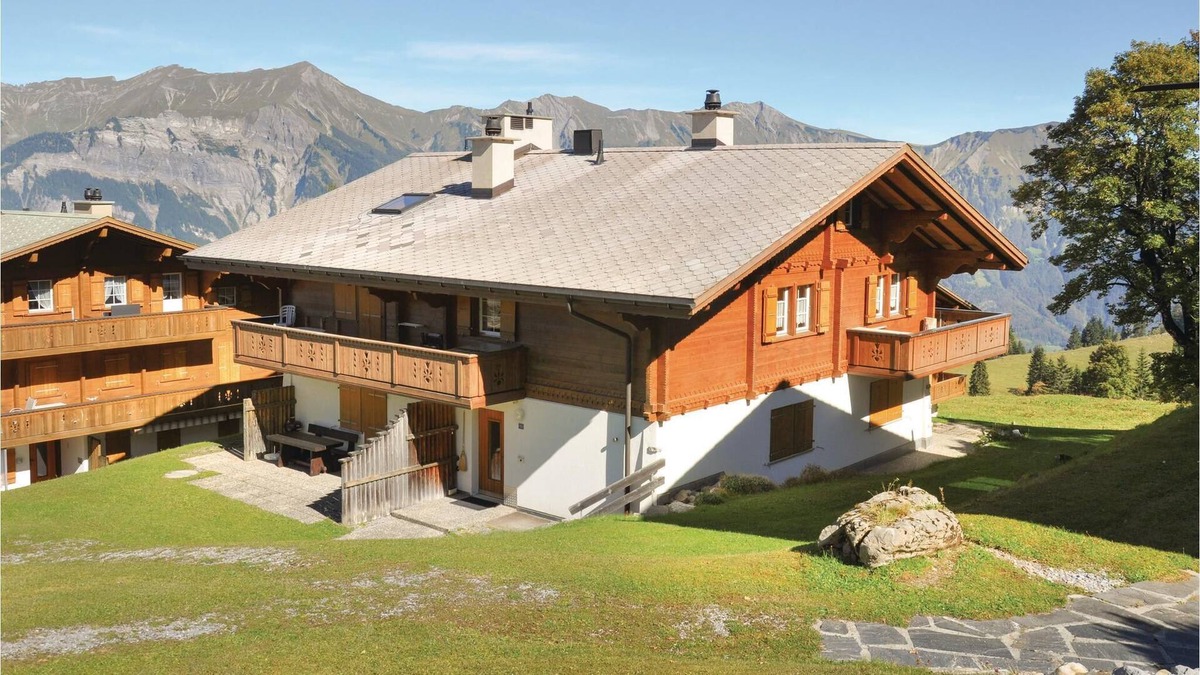 Axalp Apartment | This great and cozy vacation apartment, above Lake Brienz, extends over two floors.